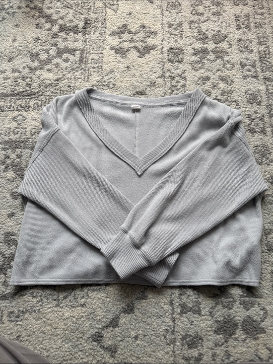 Gilly Hicks Sweaters - Light Gray V-Neck Knit Cropped Sweater